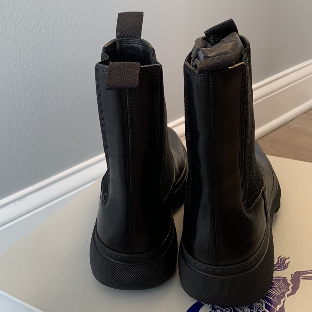 Burberry men’s Chelsea boots - Picture 2 of 3